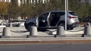 Фотография к новости: Автомобиль вылетел на территорию столичной Триумфальной арки