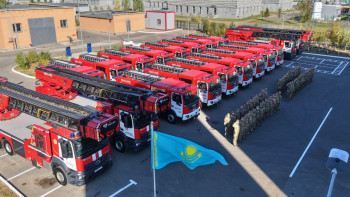 Фотография к новости: Пожарным Астаны передали новую технику и экипировку