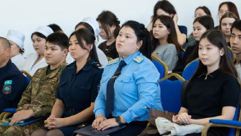 Фотография к новости: От сталкинга до киберпреступлений: какие угрозы обсудили со студентами в Кокшетау