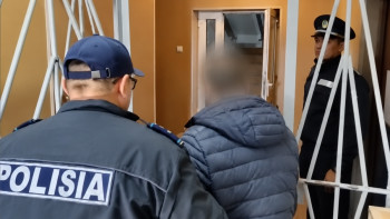 Фотография к новости: Разбил теплую остановку и попал на камеры: жителя Каркаралинска отправили под арест