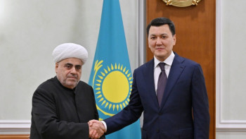 Фотография к новости: Ерлан Карин провел встречи с участниками Съезда лидеров мировых и традиционных религий