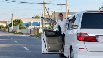 Фотография к новости: Пассажир высунулся из открытой двери на ходу: водителя Toyota наказали в Туркестанской области