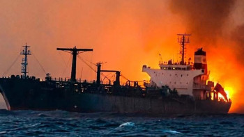 Фотография к новости: Танкер попал под удар неизвестного снаряда в Ормузском проливе