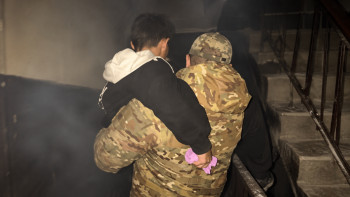 Фотография к новости: Пожар в подъезде в Актобе: спасатели на руках вынесли двоих детей