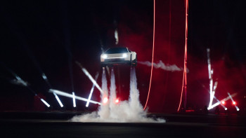 Фотография к новости: «Летающие машины реальны»!: Tesla показала Roadster, который перелетает через другие автомобили