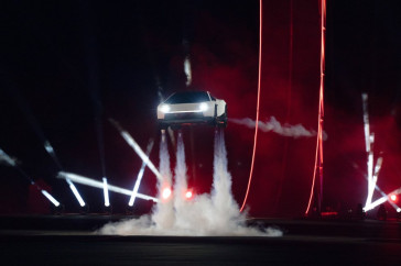 Фотография к новости: «Летающие машины реальны»!: Tesla показала Roadster, который перелетает через другие автомобили