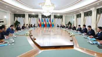 Фотография к новости: Касым-Жомарт Токаев и Хун Манет провели переговоры в расширенном составе