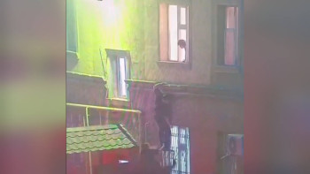 Фотография к новости: В Актау полицейские через окно спасли двух детей, оставшихся без взрослых