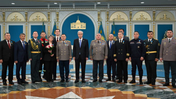 Фотография к новости: Президент вручил государственные награды работникам служб спасения