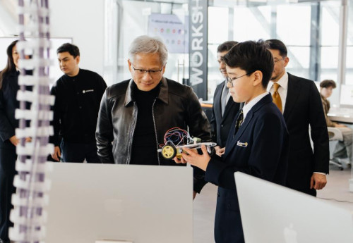 Фотография к новости: Глава NVIDIA впервые приехал в Астану и оставил автограф на видеокарте 1998 года