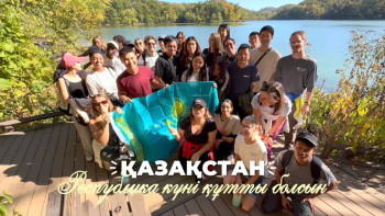 Фотография к новости: «Болашак» и зарубежные студенты запустили флешмоб ко Дню Республики