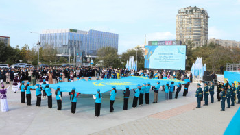 Фотография к новости: От Астаны до Актау: Казахстан отметил День Республики поднятием флага