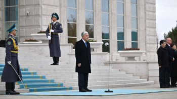 Фотография к новости: Президент принял участие в церемонии поднятия Государственного флага