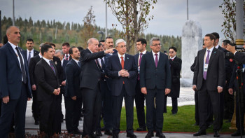 Фотография к новости: Токаев открыл Аллею тюркского мира в Анкаре и посадил дерево