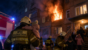 Фотография к новости: Восемь детей эвакуировали из жилого дома во время пожара в Сатпаеве
