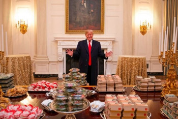 Фотография к новости: Трамп устроил ужин для футболистов в Белом доме с бургерами и картошкой фри