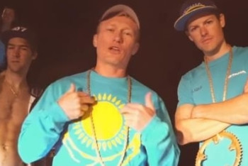 Фотография к новости: Александр Винокуров и гонщики "Астаны" попробовали себя в роли рэперов