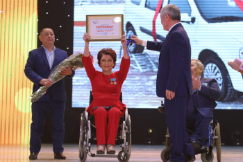 Фотография к новости: Подаренный акимом автомобиль актюбинка передала детям