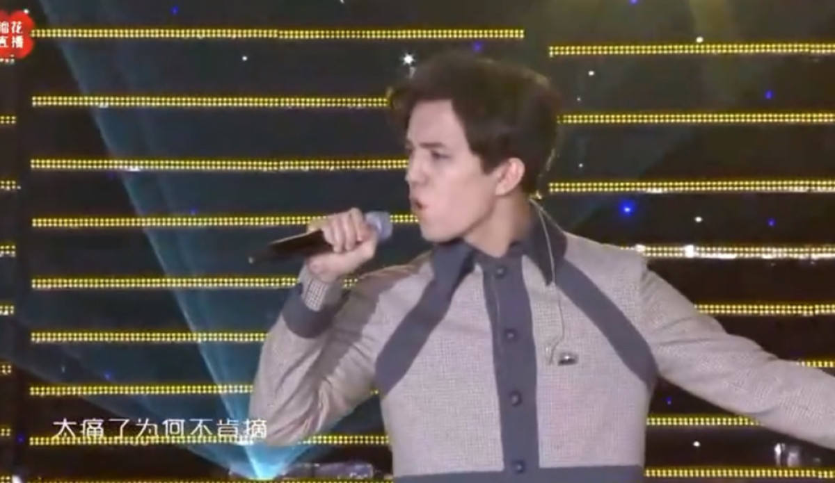 Димаш открыл неделю моды в Китае песней Screaming