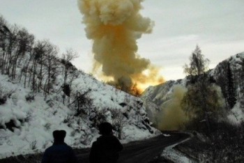 Фотография к новости: В Восточно-Казахстанской области перекрыли трассу из-за схода лавины 