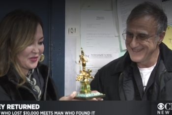 Фотография к новости: Американец вернул казахстанке утерянный кошелек с 10 тысячами долларов 