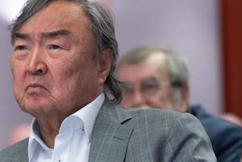 Олжас Сулейменов снова попросил суд не лишать Мухитову свободы