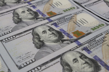 Фотография к новости: Доллар подешевел на шесть тенге по итогам утренней сессии