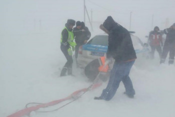 Фотография к новости: Почти 80 машин вызволили из снежного плена в Западно-Казахстанской области