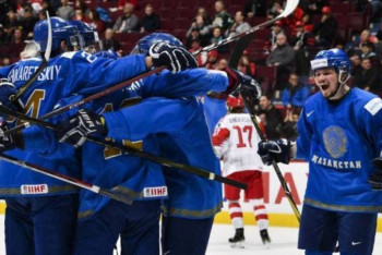 Сборная Казахстана разгромила Данию и сохранила место в элите МЧМ по хоккею