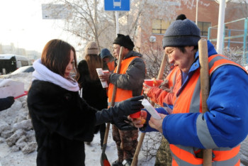 Дворников столицы угощали горячим чаем прямо на улице