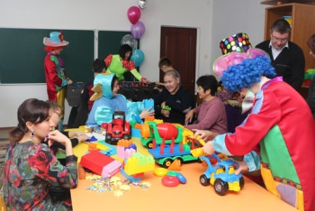 Центр лечебной верховой езды для особенных детей открылся в Аксу