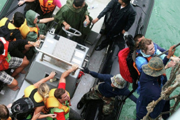 Фотография к новости: Десятки тысяч туристов уезжают из Таиланда из-за надвигающегося шторма 