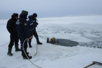 Фотография к новости:  Провалившихся на машине  под лёд  рыбаков спасли в ВКО 