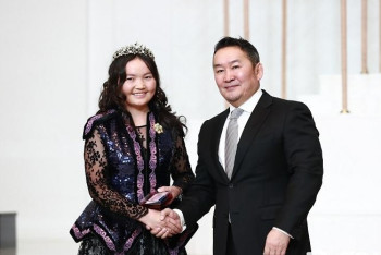 Фотография к новости: Известная девочка-беркутчи награждена Орденом Полярной звезды