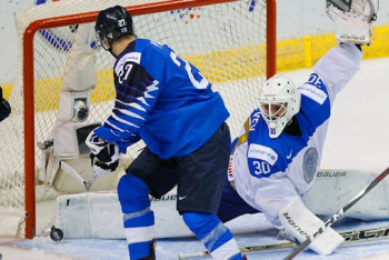 Молодёжная сборная Казахстана пропустила пять шайб в первом матче на ЧМ в Канаде