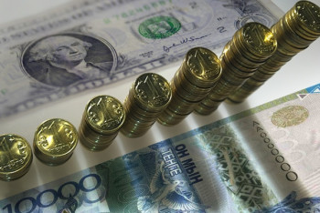 Курс доллара на KASE составил почти 380 тенге 