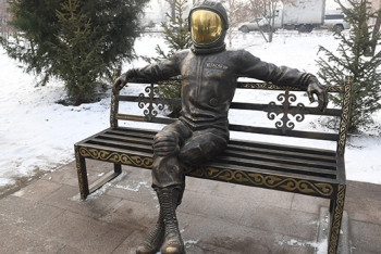 Фотография к новости: Памятник Гагарину появился на одной из скамеек в Алматы 