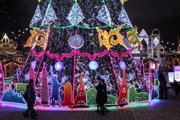 Фотография к новости: 12-метровую ёлку с украшениями в национальном стиле установили в Алматы