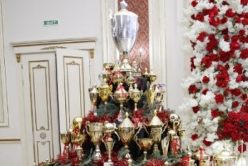 Ёлку из спортивных кубков собрали в Атырау