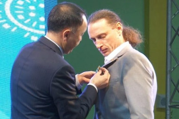 Чемпион Паралимпийских игр Александр Колядин награжден орденом "Құрмет"