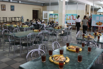 Сосиски и пакетированные соки исключат из меню столичных школьников 