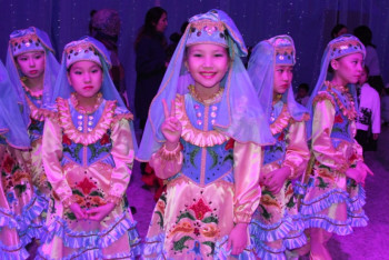 Фотография к новости: Сертификаты на 50 тысяч тенге вручили 300 детям на акиматовской ёлке в Астане 