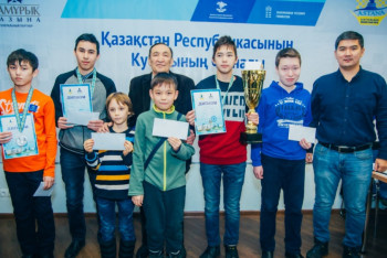 Фотография к новости: Сильнейших шахматистов Финала Кубка РК наградили в Астане 