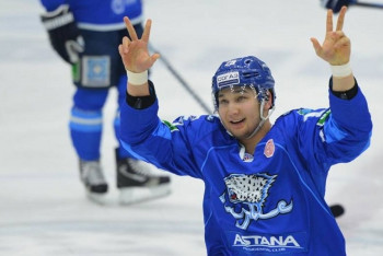 Хоккеист Дамир Рыспаев исполнил мечту девочки на "Ёлке желаний" в Астане