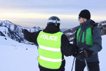 Найти потерянные вещи и избежать травм помогает горнолыжный патруль на Шымбулаке