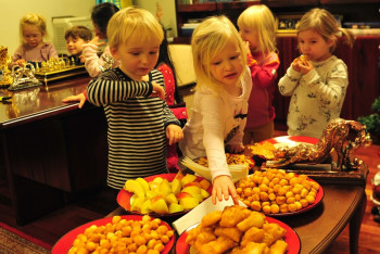 Шестилетний казахстанец устроил экскурсию для норвежских детей в посольство РК