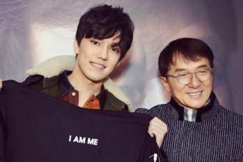 Фотография к новости: Димаш Кудайберген подарил Джеки Чану казахский чапан 