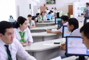 Фотография к новости: Уличённый в коррупции сотрудник спецЦОНа Алматы, работавший через "помогаек", уволен