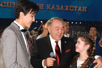 Фотография к новости: Димаш Кудайберген спел дуэтом с Алиной Сансызбай 