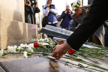 В Алматы возложили цветы к Монументу Независимости